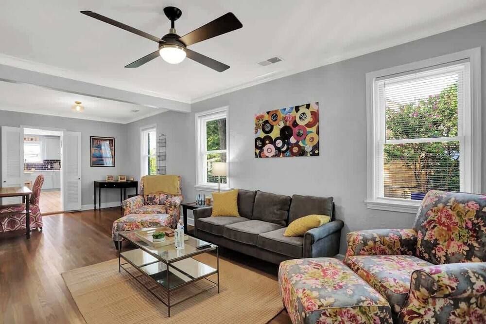 Large Tiger's Den @ Liberty Park - ממפיס - סלון