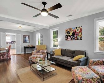 Large Tiger's Den @ Liberty Park - Memphis - Living room