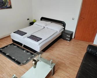Nora Guesthouse Bed and Breakfast - Zamárdi - Bedroom