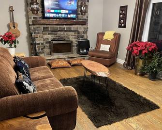 Studio Bedroom 2 beds Barn Door, full washroom, home gym, fridge,Large smart tv - Milton - Living room