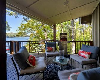 Secluded Lake Glenville Compound Prime Lake View 3 bedrooms - Cashiers - Balcón