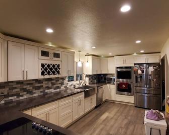 Kelly family star lake retreat 3 bedroom home with tons of stuff and campsites! - Kent - Kitchen