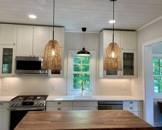 River Front l Dog Friendly l King Bed l Gourmet Kitchen l Fishing l Trout Stream - Wittenberg