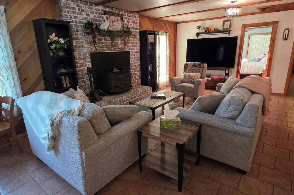 'The Homely House': Beautiful Mountain Views 2-Bdrm House With 77' Tv, Wifi, Ac