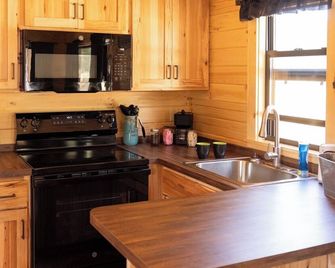 Charming 3-bedroom cabin in Gwinn - Snowmobile & ATV Trailhead - Pet Friendly - Gwinn - Kitchen