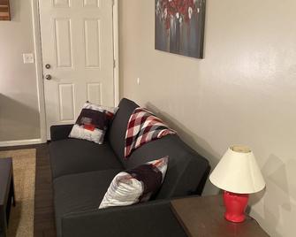 Cozy Huntsville studio apartment - Huntsville - Living room