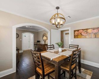 Newly Remodeled 3BR in Town · Cherry Street - Van Buren - Essbereich