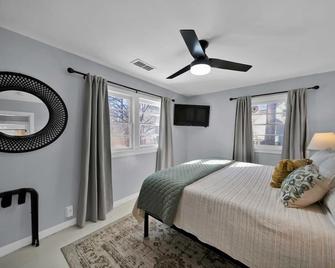 Burney Falls Bungalow - Comfy Atmosphere - Great Location! - Burney - Slaapkamer