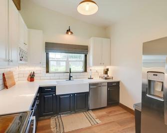Charming Lodi Retreat Walk to Local Wineries - Lodi - Kitchen