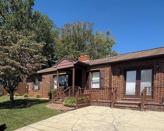 Newly renovated 3 beds, 2 baths in Marion. Great space for the whole family! - Marion - Gebäude