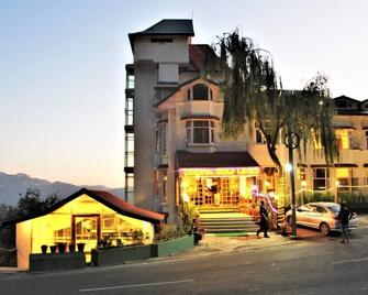 Hotel Golf Links, Mashobra - Shimla - Building