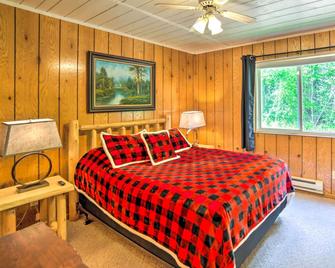 Secluded Woodsy Watersmeet Cabin with Fire Pit! - Watersmeet - Bedroom