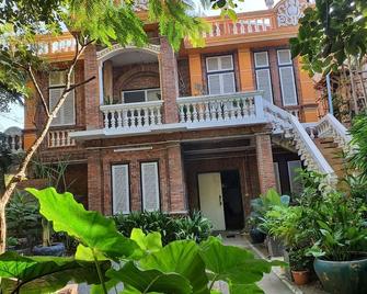 Brightness Villa has lots of stories behind which link to Phare Ponleu Selpak. - Battambang - Building