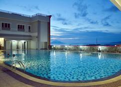 Mtc Mega Mas Apartment - มานาโด - สระว่ายน้ำ