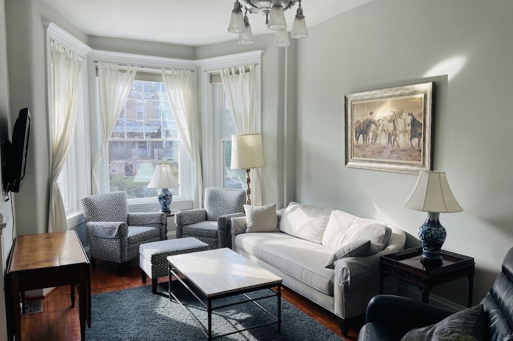 Large 5 Bedroom Townhome 1.6 miles to White House. Near Metro and bus lines - واشنطن د.ك. - غرفة معيشة