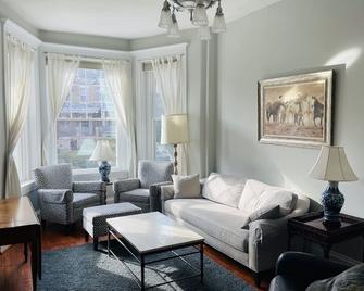 Beautiful Large 5 Bedroom Townhome 1.6 miles to White House. E-bikes available - Washington, D.C. - Living room