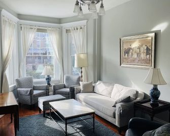 Large 5 Bedroom Townhome 1.6 miles to White House. Near Metro and bus lines - واشنطن د.ك. - غرفة معيشة