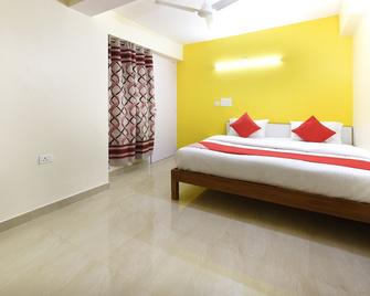 Oyo 18390 Shiv Shakti Guest House - Sūrajpur - Bedroom