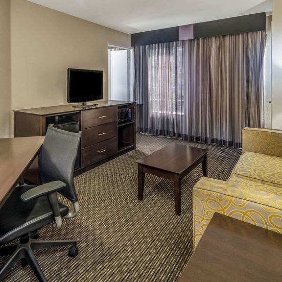 La Quinta Inn & Suites by Wyndham Anaheim image 1