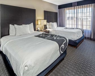 La Quinta Inn & Suites by Wyndham Anaheim - אנהיים - חדר שינה