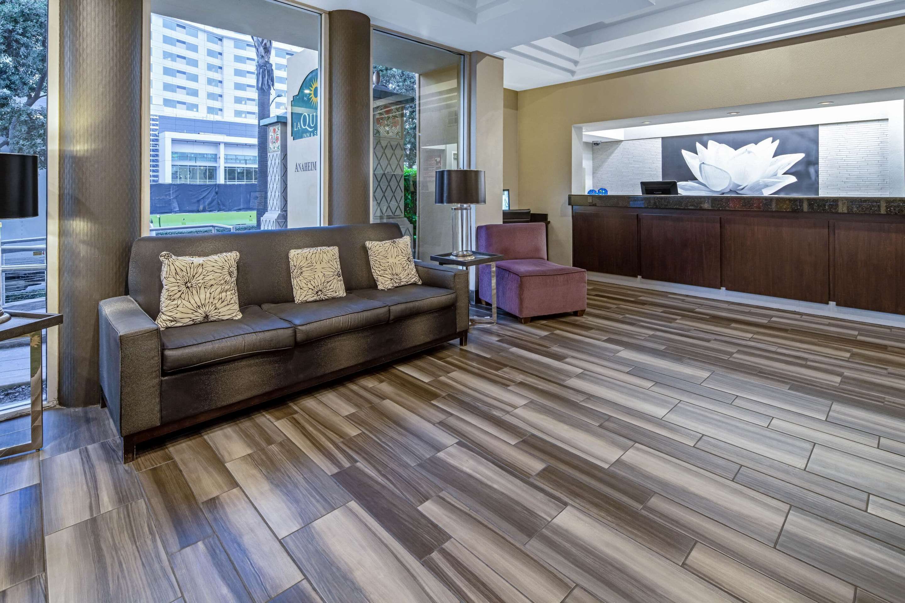 La Quinta Inn & Suites by Wyndham Anaheim thumbnail 3