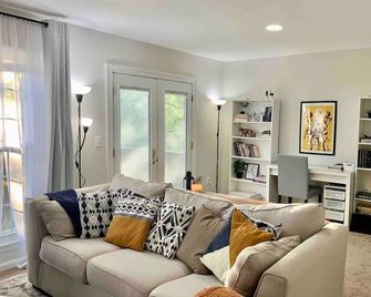 Contemporary 3BR: Large Patio, TVs in Every Room. Heart of Montgomery Village - Gaithersburg - Living room