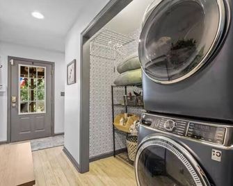 Tremendous 4-bedroom house with Boat Dock, Pool and Hot Tub in charming Harriman - Harriman - Wäscheservice