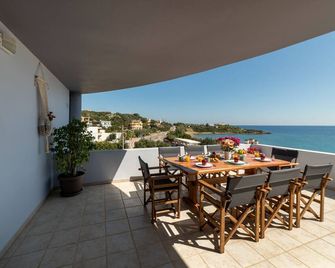One step from the beach with breathtaking sea view and free parking - Ammoudara - Balcón