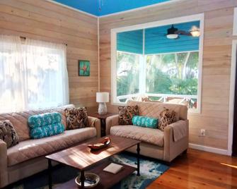 The Dolphin House - A Serenity Beach Cottage - Utila - Living room