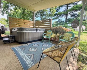 Mid-Century Modern Themed Home with Outdoor Hot Tub - Vermilion - Patio