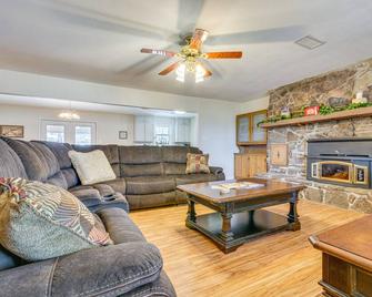 Searcy Retreat Home Near Little Red River - Searcy - Living room