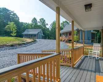 Sunflower Cabin | Wheelchair Friendly with WiFi - Elkin - Balcony