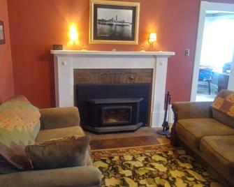 Steamers Bed & Breakfast - Gagetown - Living room