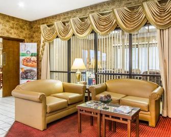 Executive Inn & Suites - Enterprise - Living room