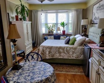 Studio Escape Cozy Close-In Kitchen Pool Work-Space - Tallahassee - Bedroom