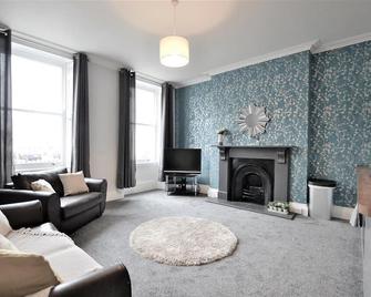 Albion Street Serviced Apartments - Cheltenham - Living room