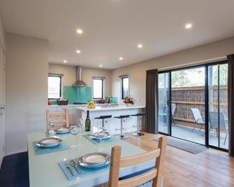 Silversands Beach Cottage - Mount Martha - Dining room