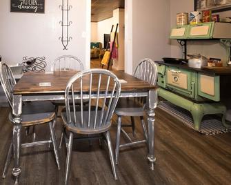 Triple H Properties - Eminence - Dining room