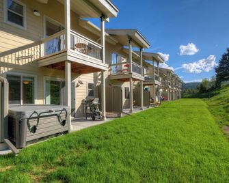 Condo w/ private hot tub close to Golf Course & Town Center - Modern Mountain Townhouse - Gallatin Gateway - Edificio