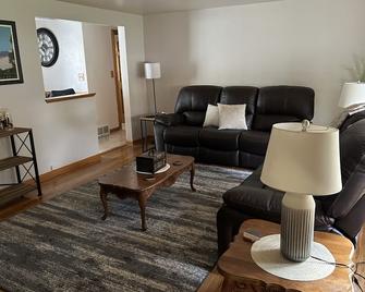 Cozy And 1.1 Miles From Lambeau Field \nshort Walk To Draft! - Ashwaubenon - Living room