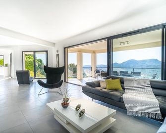 Spacious Villa, Oustanding Views On Sea And Mountains, Garden Is 1600m2, 5 - Les Adrets-de-l'Estérel - Sala de estar