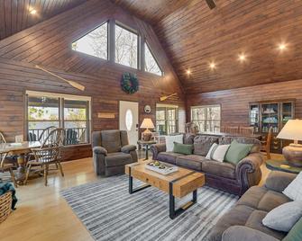 Wisconsin Cabin w/ Private Hot Tub & Deck - Turtle Lake - Living room