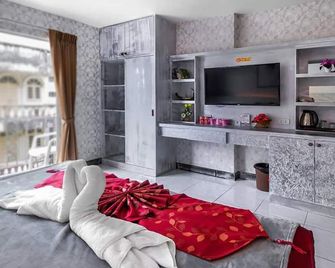 The Shades Hotel 50 meter Beach Front - Patong