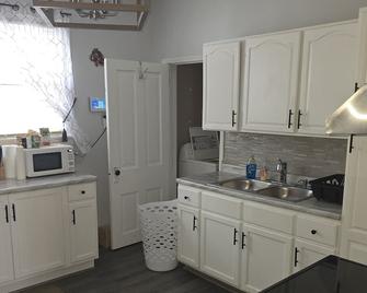 Charming 3-bedroom house with fitness room, and jacuzzi andWiFi in Lorain - Lorain - Kitchen