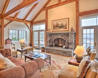 Luxury Vacation Rental in the Berkshires! - Williamstown - Living room