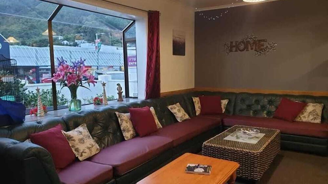 Piwaka Lodge and Backpackers