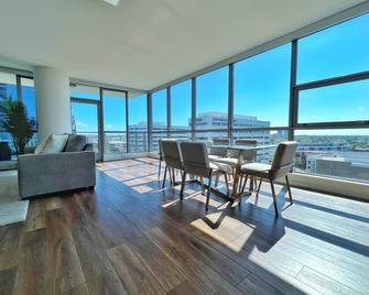 Modern High Rise - 2br 2ba, Pool, Gym, And Amazing Sunset Views! - Santa Ana