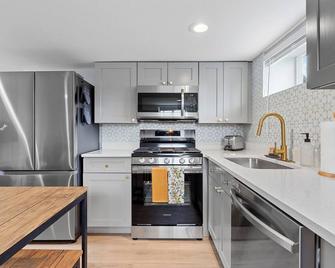 Urban Hideaway - Charming 2 Bedroom Apartment Close to Denver's Best Attractions - Denver - Cozinha