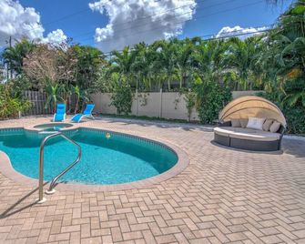 Relax Poolside & Walk or Bike to the Beach From This Amazing Naples Pool Home! - Naples - Piscina