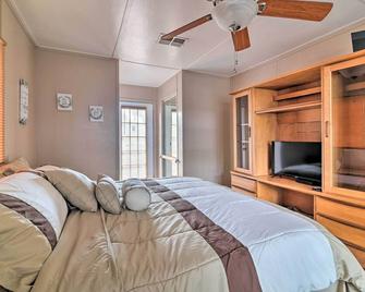 Pet-Friendly Auburndale House with Lake Views! - Auburndale - Bedroom